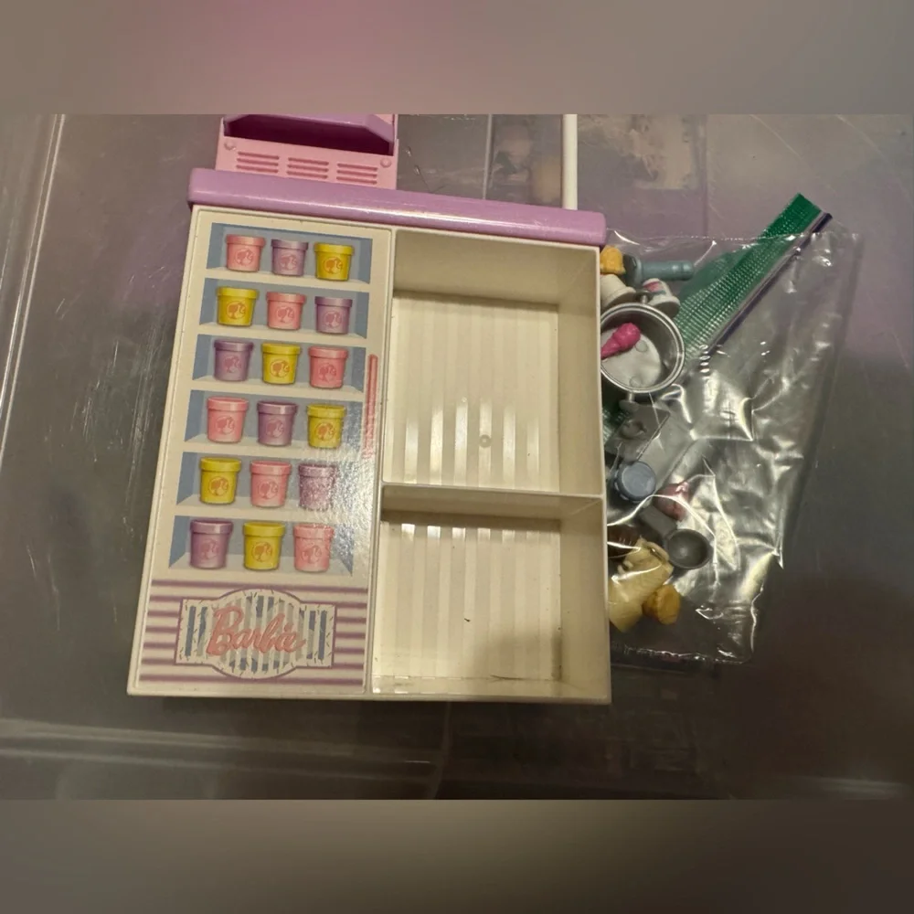Barbie ice cream shop also works with playdoh